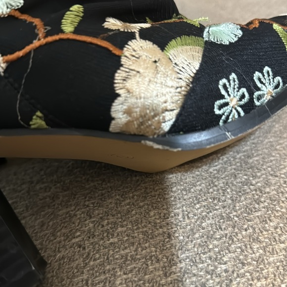 Embroidered Peep Toe Shoes - Picture 6 of 7